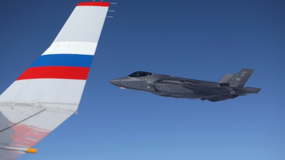 Putin'in uçağına F-22 eşlik etti