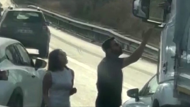Adana'da trafik terr... Otoyolda tehlikeli gerginlik! 