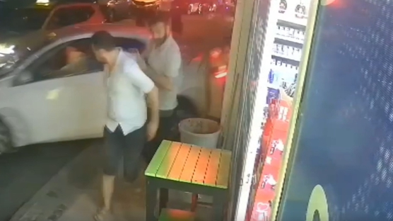 Kaza anı güvenlik kamerasında! Geri vitese alıp dükkana daldı