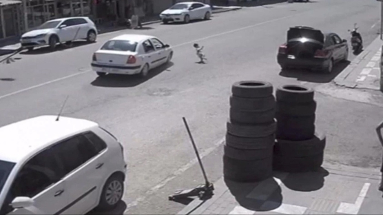 Şanlıurfa'da dehşet anı kamerada: Otomobilin çarptığı çocuk metrelerce savruldu