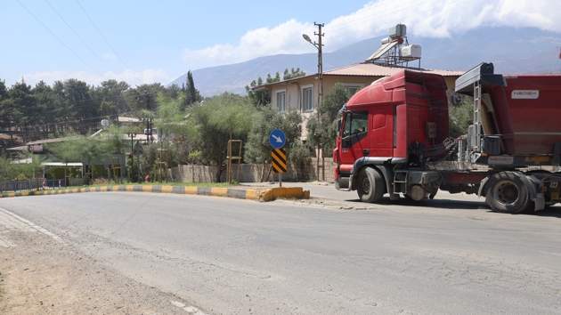 Uyarlara aldr etmedi: Yola beton dklen anlar kamerada