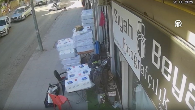Yola atlayan ocua otomobil arpt: O anlar kamerada