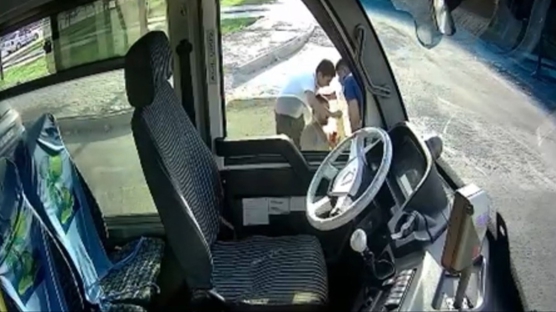 Durakta dehşet! Otobüs şoförünü camdan bıçakladı