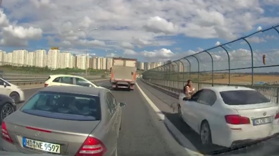 Kediyi kurtarmak isterken canndan oluyordu