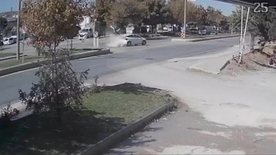 Eskişehir'de feci kaza! Ara sokaktan çıkan otomobil dehşet saçtı