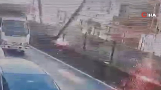 Kamyon tramvay hattna arpt: O anlar gvenlik kamerasnda