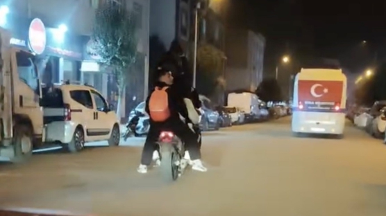 Ölümle dans ettiler! Bir motosiklete 5 kişi bindiler