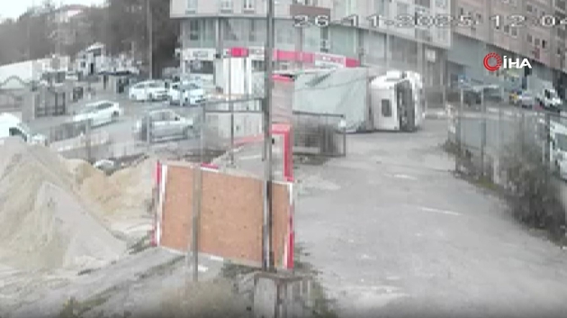 Viraj alamad, yan yatt: naat malzemeleri sokaa sald