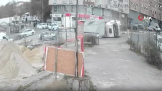 Viraj alamad, yan yatt: naat malzemeleri sokaa sald