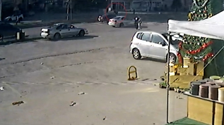 Yal kadn metrelerce savruldu: Kaza an kamerada