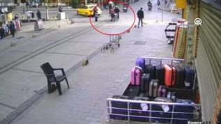 Fatih'te korku dolu anlar kamerada: ocuk metrelerce savruldu