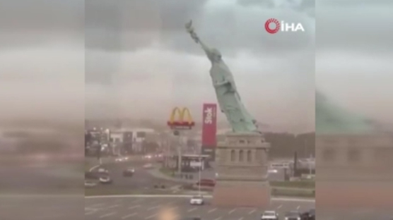 Brezilya'da korku dolu anlar: Fırtınaya dayanamayıp devrildi