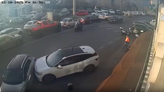 Fren yerine gaza bastı: Kaza anı güvenlik kamerasında