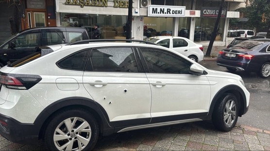 Zeytinburnu'nda sokak ortas�nda otomobili kur�unlad� 