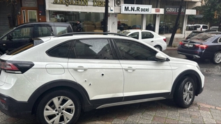 Zeytinburnu'nda sokak ortas�nda otomobili kur�unlad� 