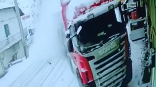 Kontrolden ��kan t�r eve dald�: Kaza an� anbean kaydedildi