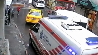 K���k �ocu�un b�y�k y�re�i: Ambulans i�in trafi�i durdurdu