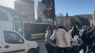 Bursa'da vatanda�lar�n zor anlar�: U�mamak i�in trafik lambas�na sar�ld�lar 