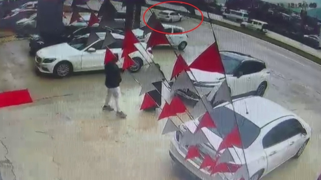 Kontrol� kaybetti, ayd�nlatma dire�ine �arpt�: O anlar kamerada 