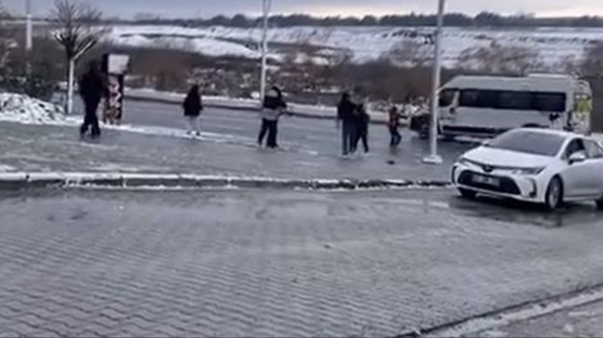 Trafikte tehlikeli oyun: �ocuklar y�rekleri a�za getirdi