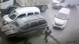 Muayene istasyonunda kontrolden ��kt�: Ara�lara �arpa �arpa durdu