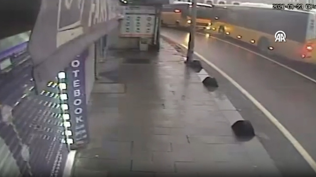 Beykoz'da �ETT facias�: Otob�sler kafa kafaya �arp��t�