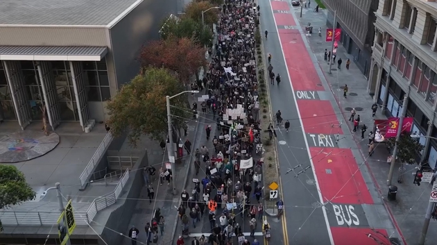 San Francisco'da dev protesto: Trump kar��tlar� soka�a indi