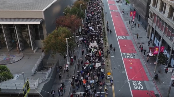 San Francisco'da dev protesto: Trump kar��tlar� soka�a indi