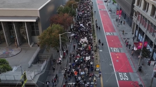 San Francisco'da dev protesto: Trump kar��tlar� soka�a indi