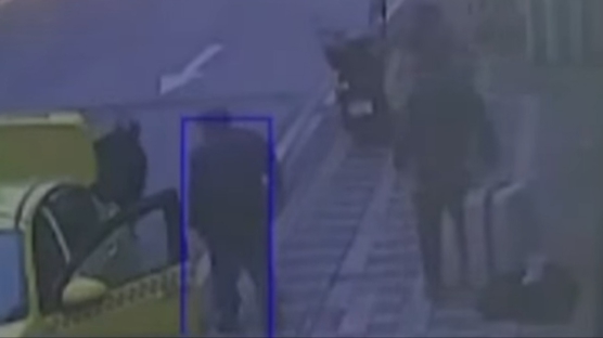 Kesik ba� cinayetinde yeni g�r�nt�ler: Gen� kad�n�n ba��na �t�yle vurup b��aklam��