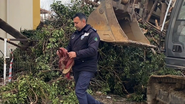 Y�k�m s�ras�nda T�rk bayra�� hassasiyeti: Kep�enin �zerine ��k�p bayra�� ald�