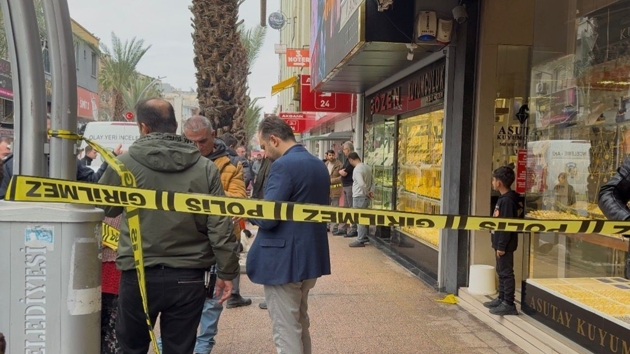 M��teri k�l���nda kuyumcu soygunu: Olay an� kamerada 