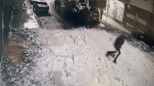 Kar k�tlesinin alt�nda kalmaktan son anda kurtuldu