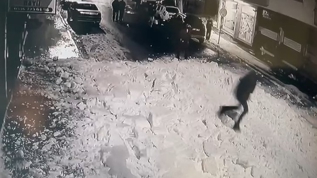 Kar k�tlesinin alt�nda kalmaktan son anda kurtuldu