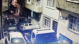 Kaygan yol kazay� beraberinde getirdi: O anlar g�venlik kameras�nda