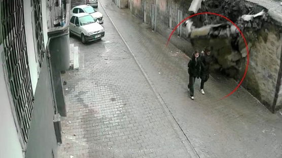 Faciaya ramak kala: Duvar�n alt�nda kalmaktan son ada kurtuldular 