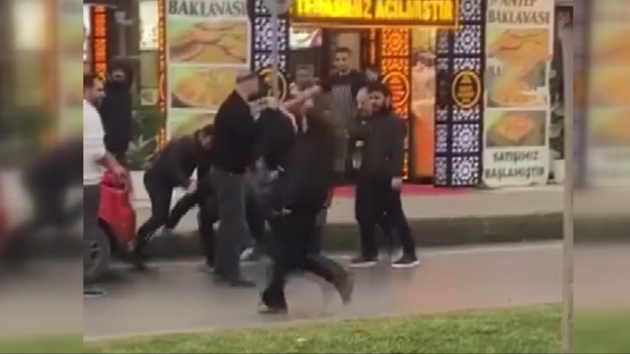 Deh�et anlar� kameraya yans�d�! Aralar�na al�p tekme tokat d�vd�ler 