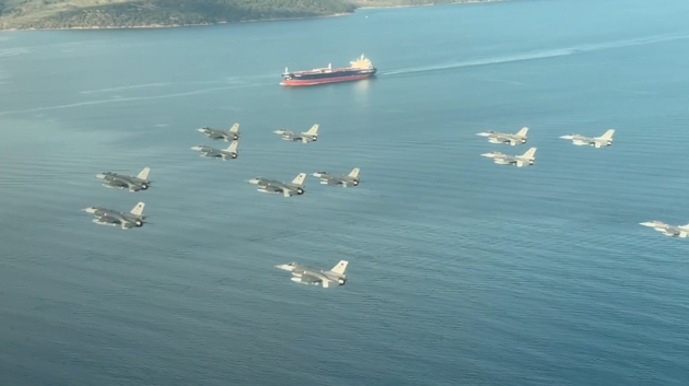 G�ky�z�nde nefes kesen anlar: F-16'lar pe� pe�e havaland�