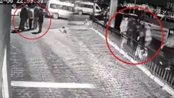 K���k�ekmece'de sokak ortas�nda deh�et: Polis memuru ve e�i darp edildi