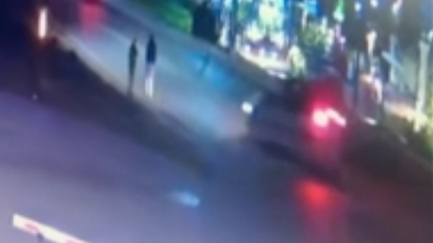 �zmir'de baba deh�eti ! Eski e�i ile 8 ya��ndaki o�luna �arp�p ka�t�