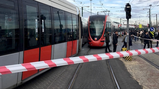 İstanbul'da ulaşım raydan çıktı! Tramvaylar kafa kafaya çarpıştı