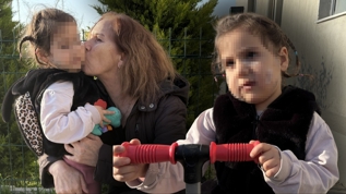 �zmir'de k�pek deh�eti kamerada! 3 ya��ndaki Ada'n�n y�z� pen�e ve �s�r�kla dolu