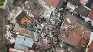 Fatih'te iki bina ��kt�! Enkaz alt�nda kalanlar var