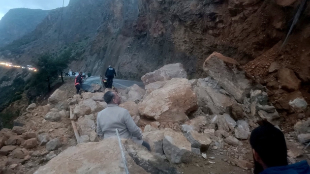 Mersin-Antalya kara yolunda heyelan pani�i: Saniye saniye kaydedildi