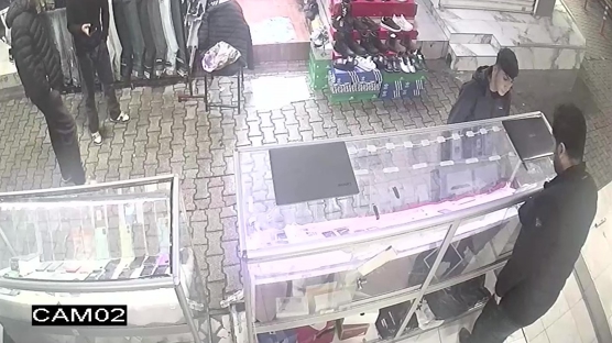 Fiyat sorma bahanesiyle telefonu cepledi: H�rs�z�n savunmas� pes ettirdi