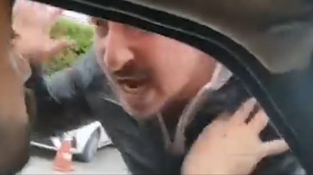 Trafik magandas� deh�et sa�t�: Ailesinin g�z� �n�nde sald�rd�