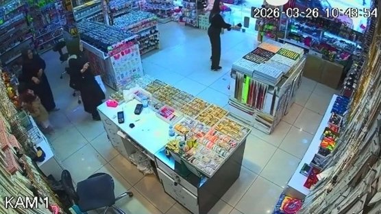 Elaz��'da korkutan deprem: O anlar g�venlik kameras�nda 