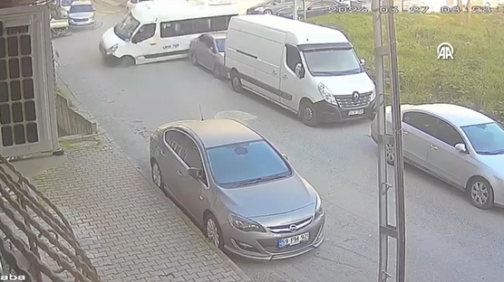 Esenyurt'ta faciaya ramak kala: ��renci servisinin freni bo�ald�