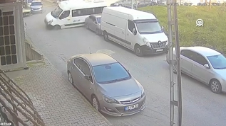Esenyurt'ta faciaya ramak kala: ��renci servisinin freni bo�ald�