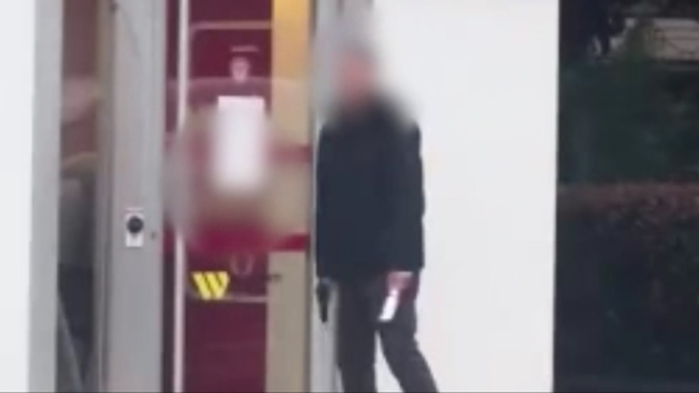 �stanbul'da banka soygunu: Silahl� sald�rgan ortal��� birbirine katt�